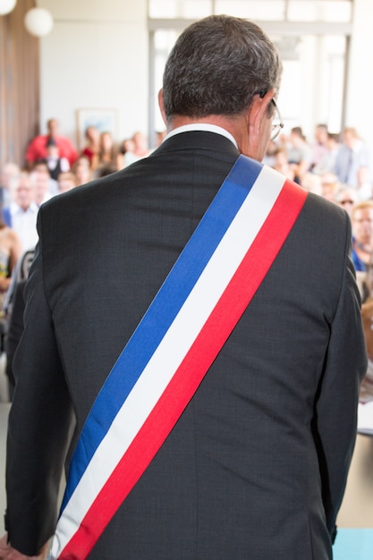 Foto alcalde francés durante una ceremonia de boda