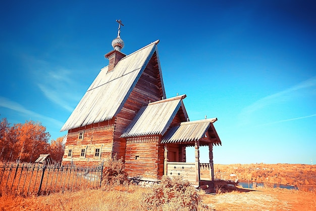 Alcance de igreja de madeira na paisagem do Volga / religião na Rússia