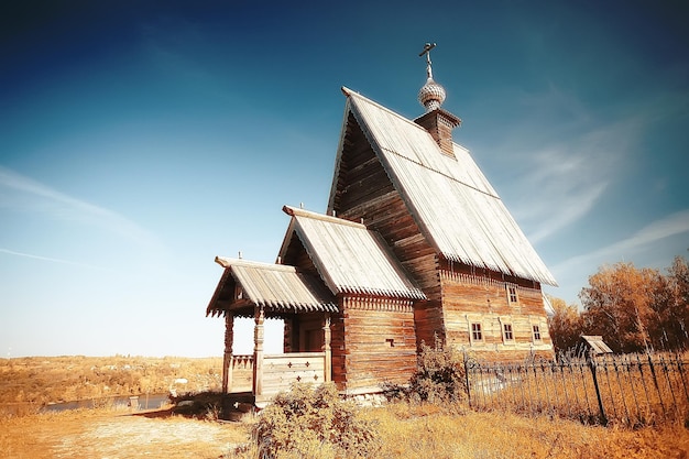 Alcance de igreja de madeira na paisagem do Volga / religião na Rússia