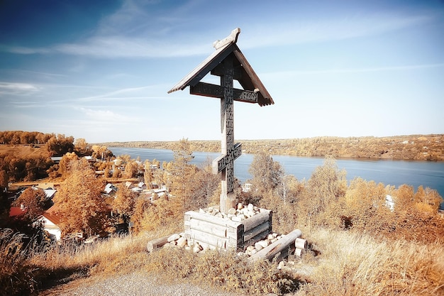 Alcance de la iglesia de madera en el paisaje de Volga / religión en Rusia