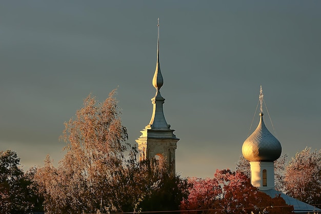 alcance en el paisaje otoñal del Volga / anillo de oro de rusia, paisaje de la provincia rusa