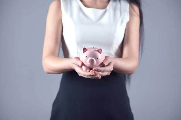 Alcancía de mano de mujer de negocios