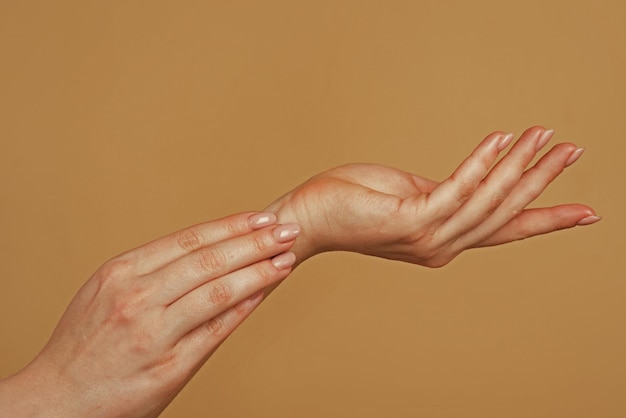 Foto alcanzando tocando manos alcanzando mano toque sensual manos de mujer hermosa manos femeninas manos aplicando crema