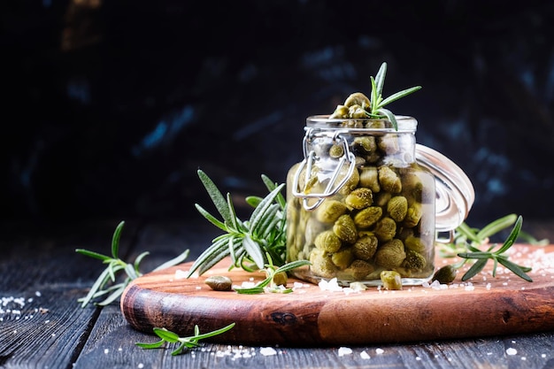 Alcaparras saladas en vinagre profundidad de campo