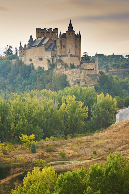 Alcazar de Segóvia com as primeiras luzes do dia