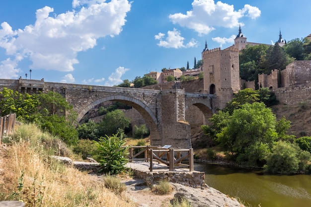 Foto alcazar e alcantara ponte de toledo skyline