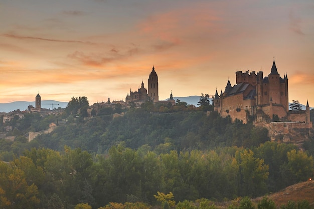 Alcazar von Segovia mit den ersten Lichtern des Tages