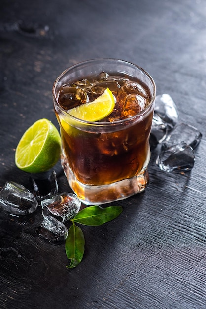 alcohol drik whisky en vidrio en fondo negro