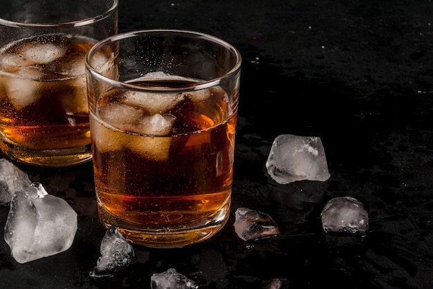 Alcohol whisky cocktail con cola y hielo