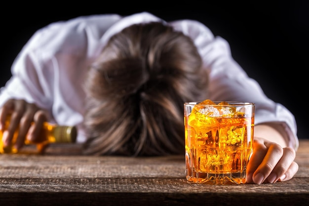 Foto alcohol whisky vidrio adicción a las manos de las personas de licor