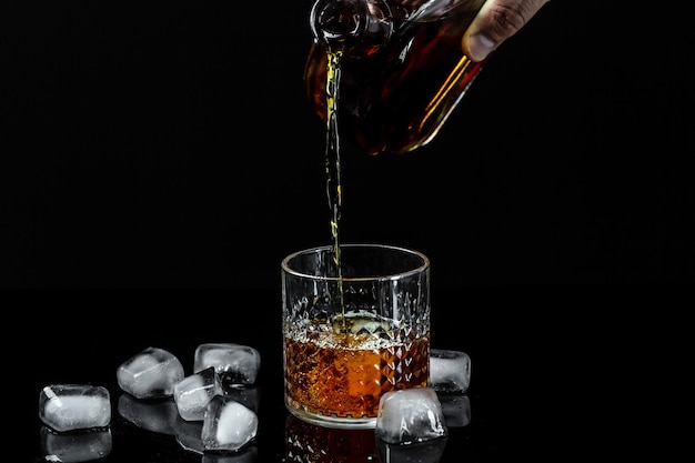 Alcoholismo adicción al alcohol y concepto de personas alcohólico masculino con botella y vaso bebiendo whisky por la nocheEmpresario bebe whisky