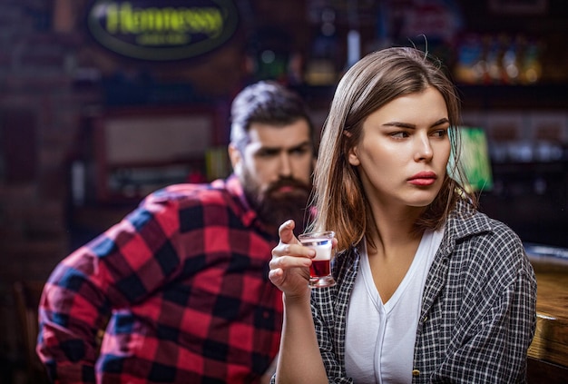 Alcoholismo masculino femenino Alcoholismo de mujer y hombre Joven bebiendo alcohol Mujer bebida alcohólica en el bar Mujer joven tiene problemas con el alcohol