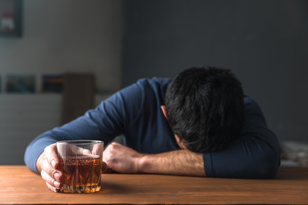 Foto Álcool de mão de homem triste de vidro