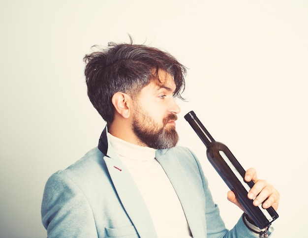 Alcoólatra anônimo bebendo de uma garrafa de álcool