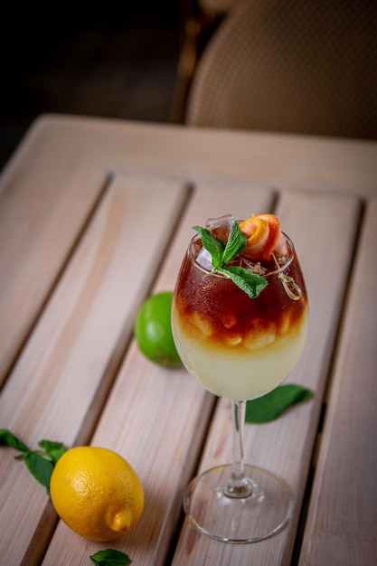 Alcoólico refrescante coquetel ginger ale com tônica no terraço de verão do restaurante