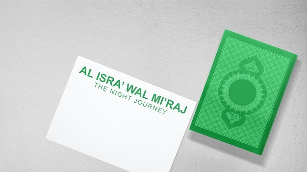 Alcorão e papel com texto de Isra Miraj