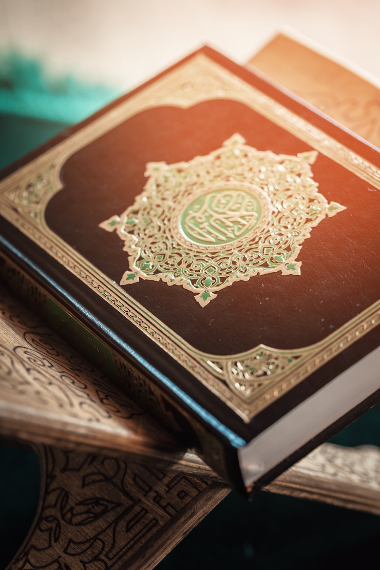 Foto alcorão livro sagrado dos muçulmanos, item público de todos os muçulmanos em cima da mesa