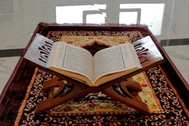 Alcorão - o livro sagrado islâmico no lauh na mesquita. baca quran. ayo mengaji. alcorão, ayo ngaji