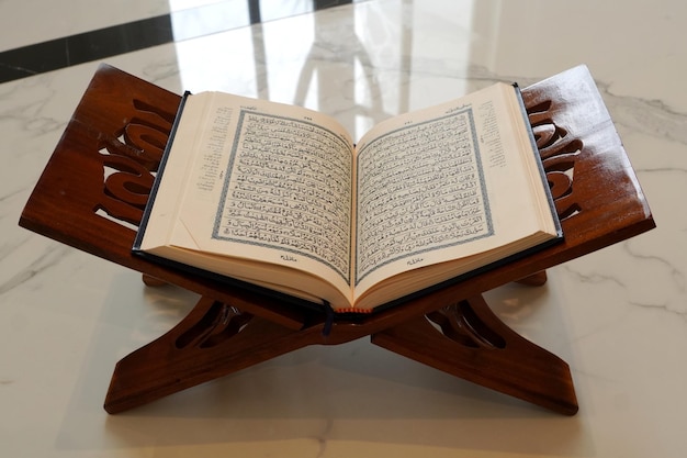 Alcorão - o livro sagrado islâmico no lauh na mesquita. baca quran. ayo mengaji. alcorão, ayo ngaji