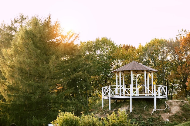 alcove en el parque de otoño