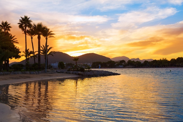 Alcudia maiorca ao pôr do sol na praia de maiorca