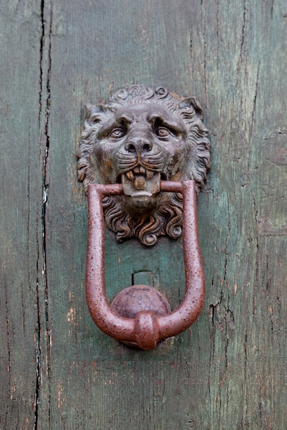 Foto aldaba de puerta en forma de león italiano antiguo
