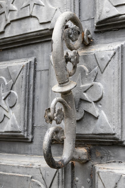 Aldaba de puerta de hierro antiguo de un edificio español que data del siglo XVII.