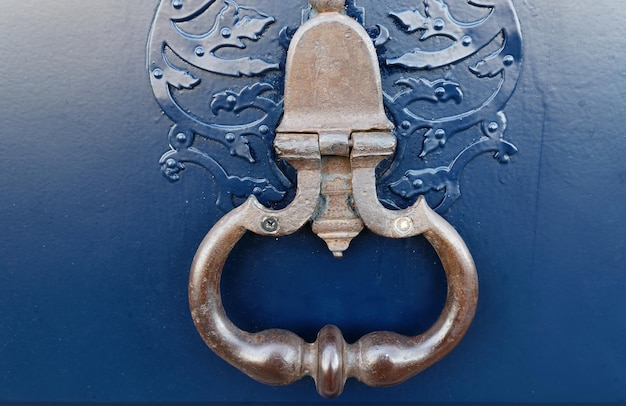 Foto aldaba de puerta de hierro forjado de metal antiguo vintage europeo detalle de diseño parís