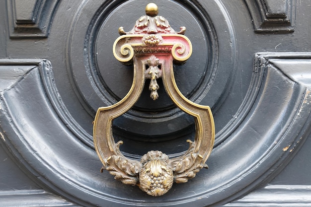 Foto aldaba de puerta de hierro forjado de metal antiguo vintage europeo detalle de diseño parís