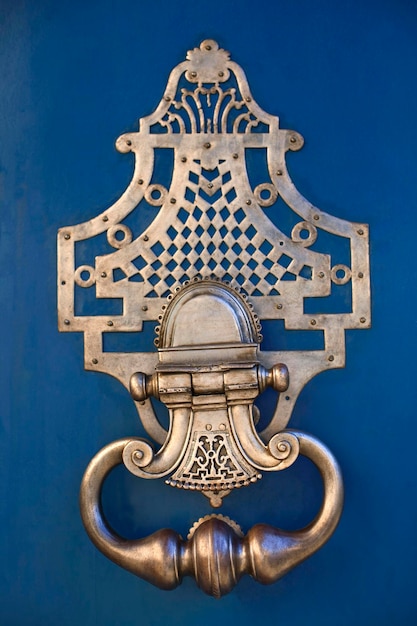 Aldaba en una puerta de madera azul