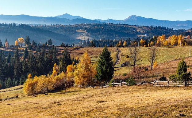 Aldea de los Cárpatos de otoño Ucrania