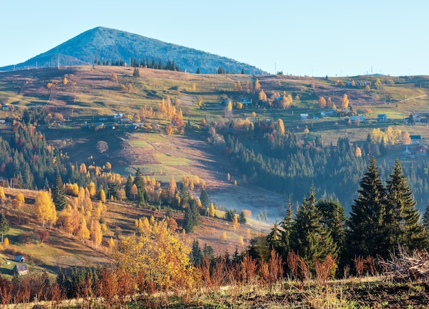 Aldea de los Cárpatos de otoño Ucrania