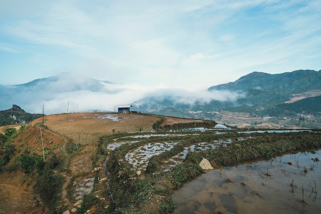 Aldea Hmong negra y campos de arroz en terrazas en invierno en un día nublado y lluvioso en el valle de Muong Hoa en Sapa Vietnam