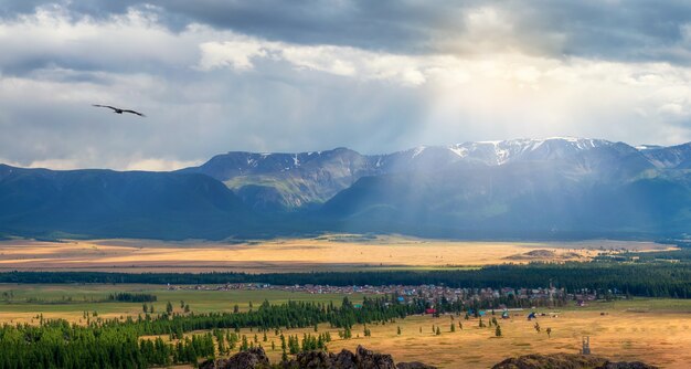 Aldea de Kurai en Altai. Amplia vista panorámica de la estepa de Kurai en Altai. Estepa en el fondo de las montañas.