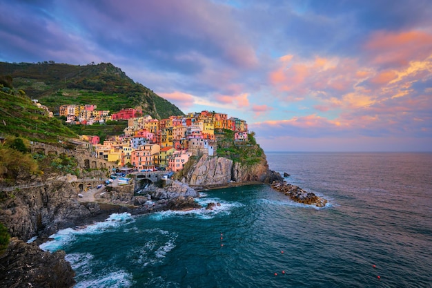 Aldea de Manarola al atardecer Cinque Terre Liguria Italia