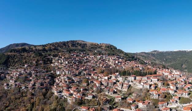 Aldea de Metsovo Epiro Grecia Vista aérea de drones de la tradicional casa de techo de tejas rojas en la montaña