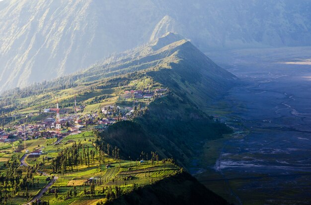 Aldea en el Monte Bromo en el Parque Nacional Bromo Tengger Semeru, Java Oriental, Indonesia.