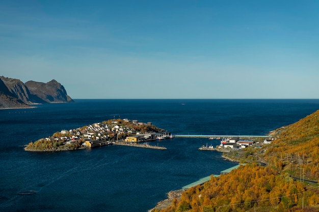 Aldea de pescadores de Husoy en el círculo polar ártico de la isla de Senja, Noruega