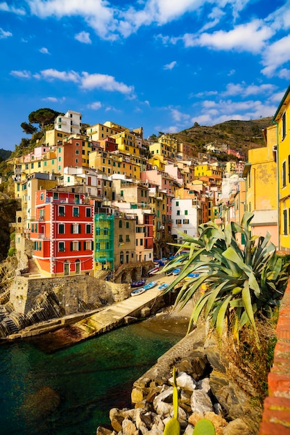 La aldea de Riomaggiore, las rocas y el mar al atardecer Cinque Terre Liguria, Italia