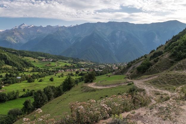 Aldea Svaneti bajo enormes montañas