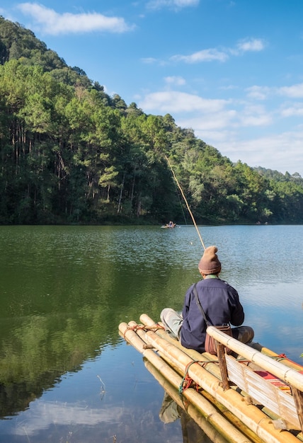 Aldeano pescando en el embalse en sunny at pang oung