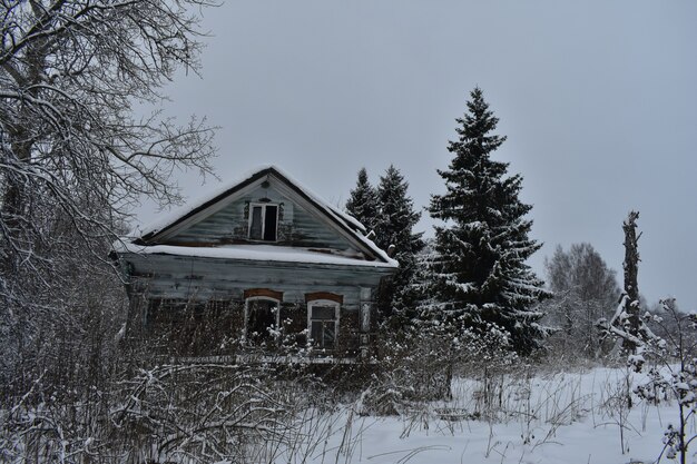 Aldeia abandonada na neve no inverno