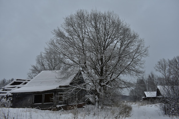 Aldeia abandonada na neve no inverno