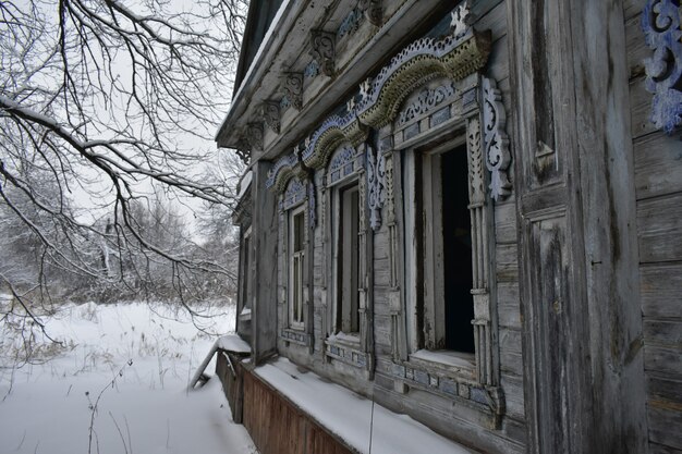 Aldeia abandonada na neve no inverno