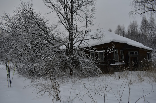 Aldeia abandonada na neve no inverno