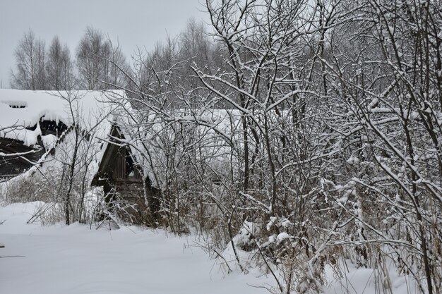 Aldeia abandonada na neve no inverno