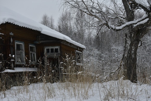 Aldeia abandonada na neve no inverno