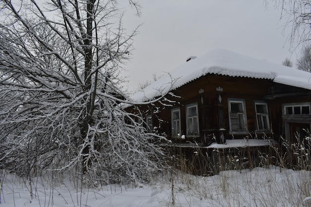 Aldeia abandonada na neve no inverno