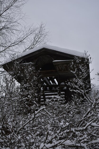 Aldeia abandonada na neve no inverno