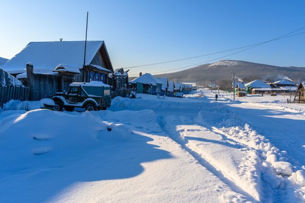 Foto aldeia coberta de neve no inverno nas montanhas dos urais
